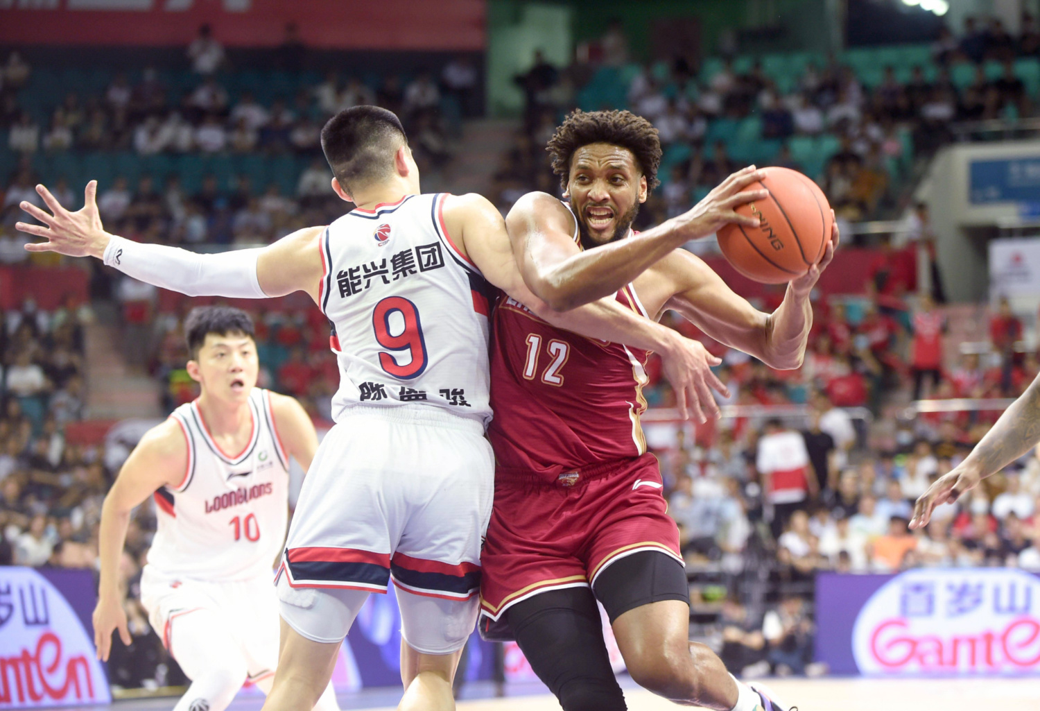 青岛队完胜江苏队，利拉德高光表现