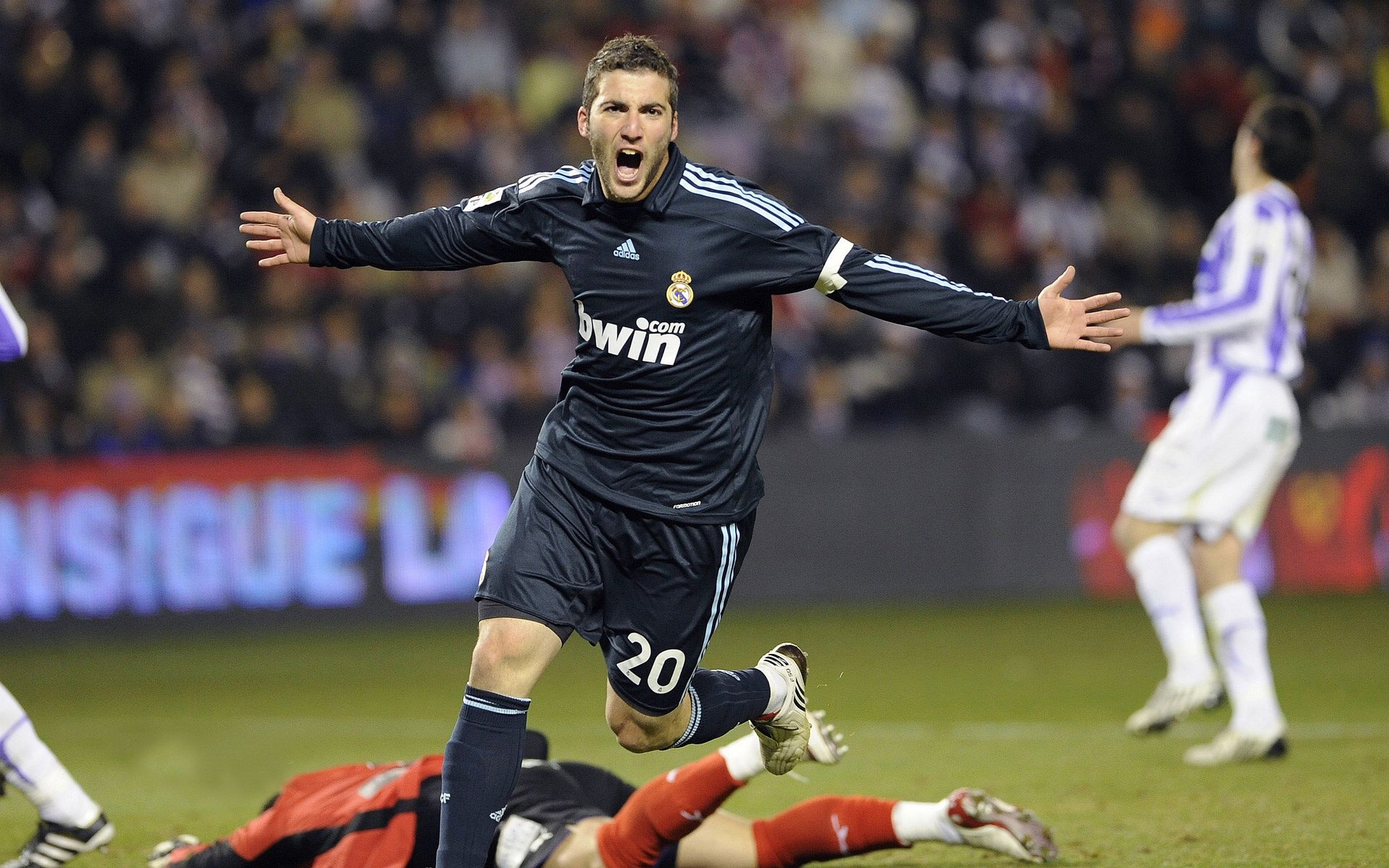 巴萨生死战取胜埃及,阿尔瓦雷斯成为关键先生,一粒进球背后的文明对话